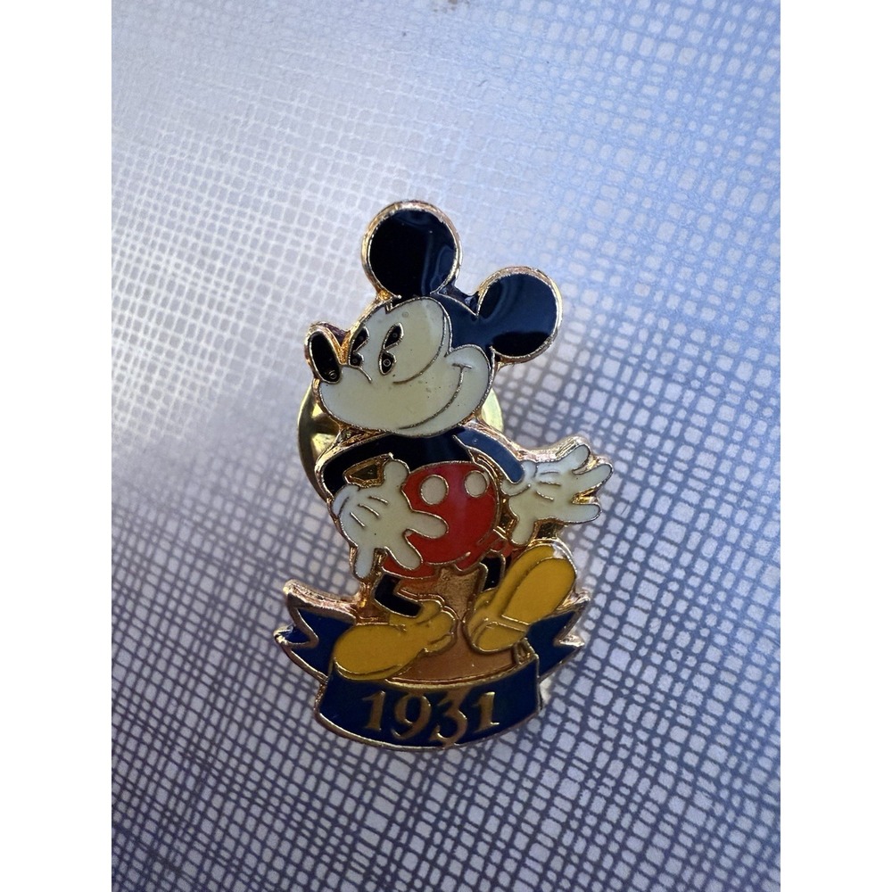 Disney pin 2667 Mickey Mouse 1931 Mickey Through the Years blue ribbon vintage